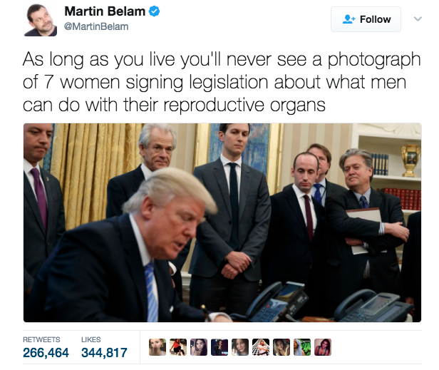 Donald Trump skrev på ett förbud mot amerikanskt bistånd till utländska organisationer som stöder abort. När han signerade var han omgiven av män.